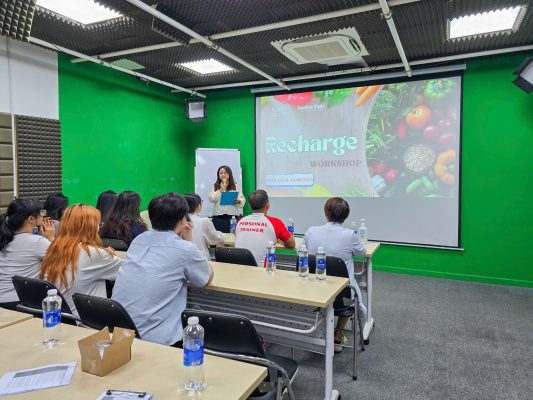 Chia sẻ kiến thức dinh dưỡng hữu ích là cách hiệu quả để xây dựng uy tín và thương hiệu cá nhân lâu dài.