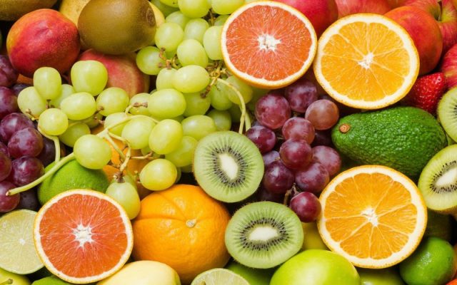 Ăn nhiều trái cây tươi để bổ sung chất xơ hiệu quả
