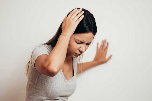 Thiếu điện giải gây chóng mặt, đau đầu