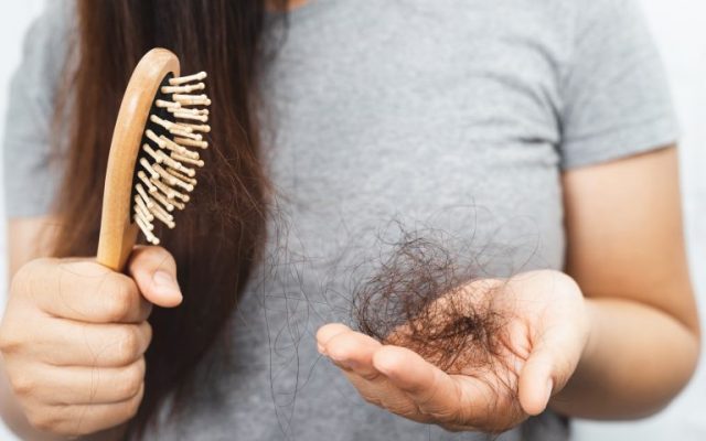 Thiếu hụt protein khiến tóc rụng nhiều và móng dễ gãy